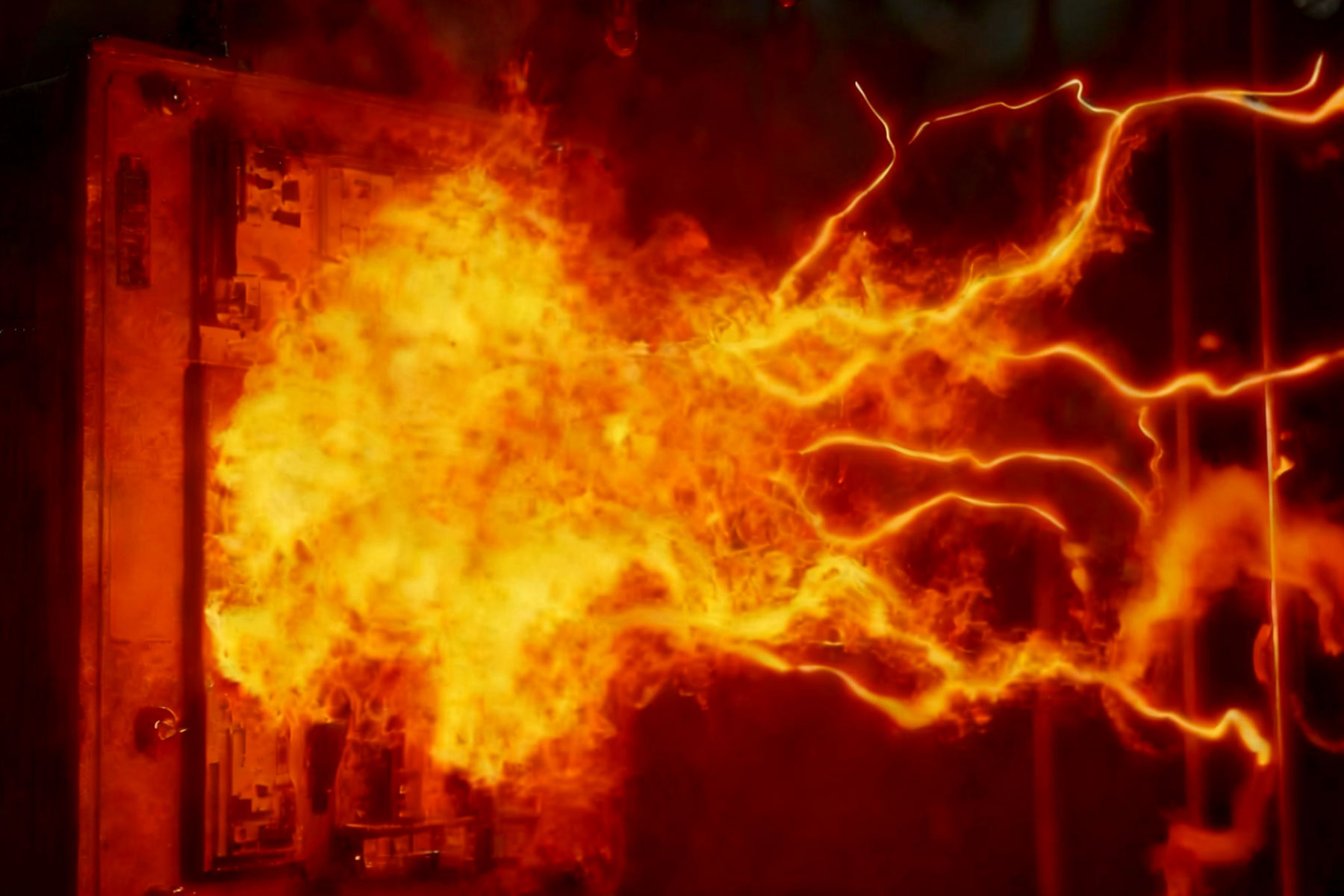 Каковы риски возникновения дуги, связанные с переключением батарей конденсаторов, и как их можно смягчить?