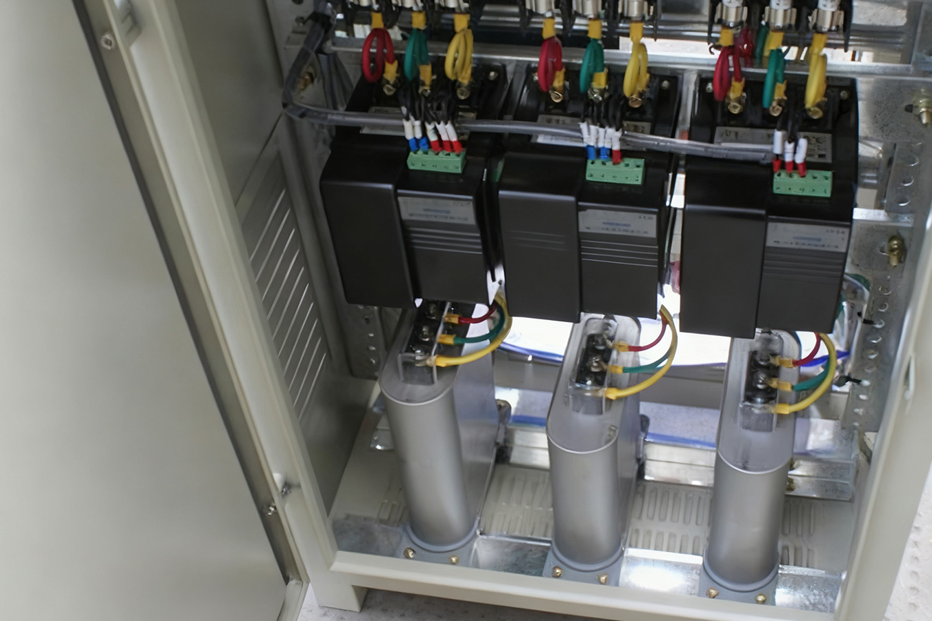 Как определить оптимальное расположение самовосстанавливающихся шунтирующих конденсаторов в сложной распределительной электросети?