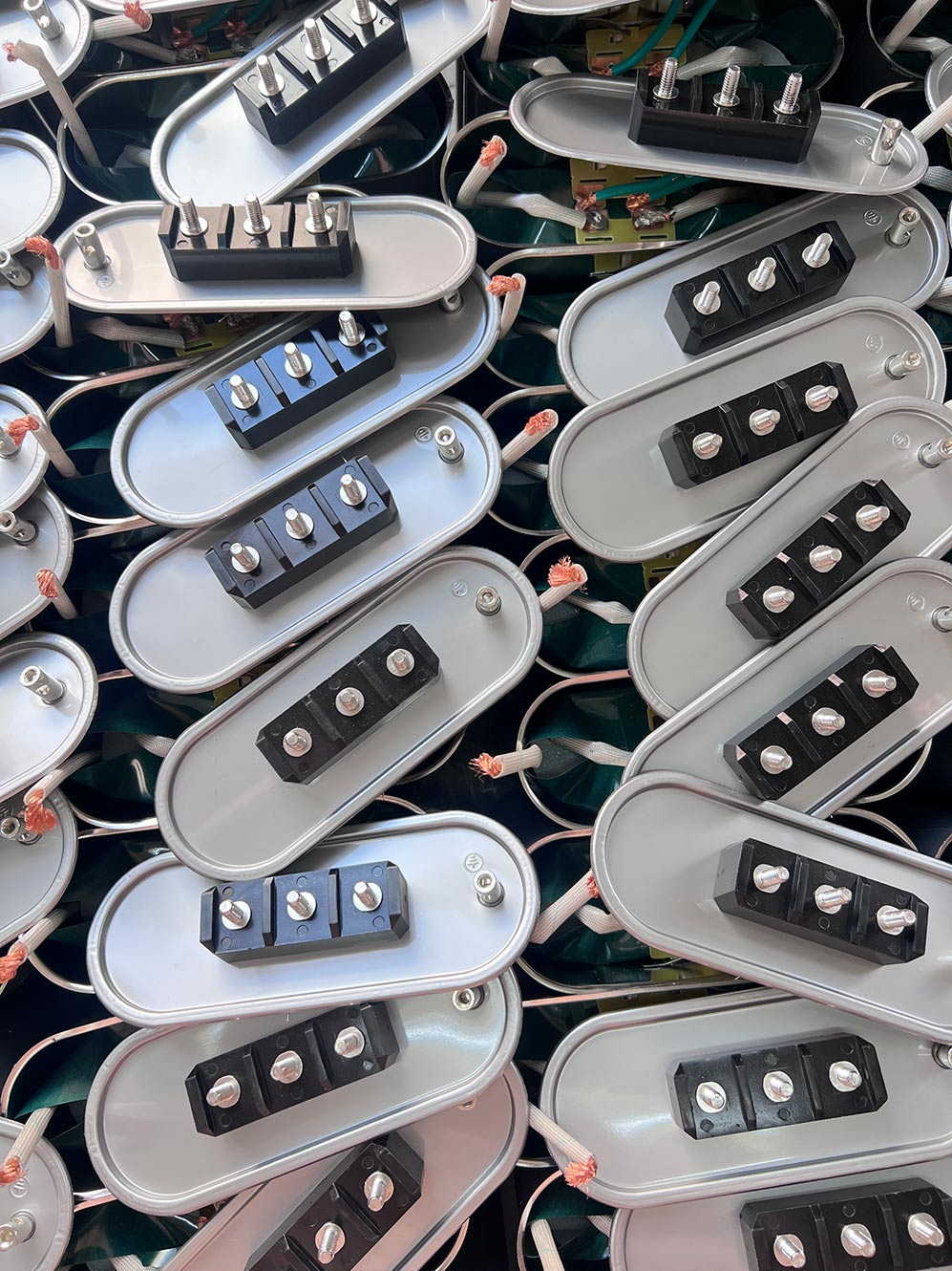 Каково значение моментов затяжки при подключении клемм питания конденсаторов и каковы риски неправильной затяжки?