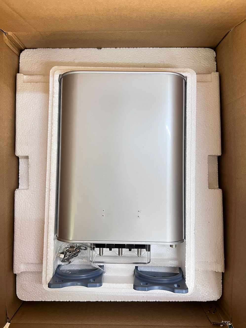 Каковы основные проверки при вводе в эксплуатацию новых конденсаторов на месте?