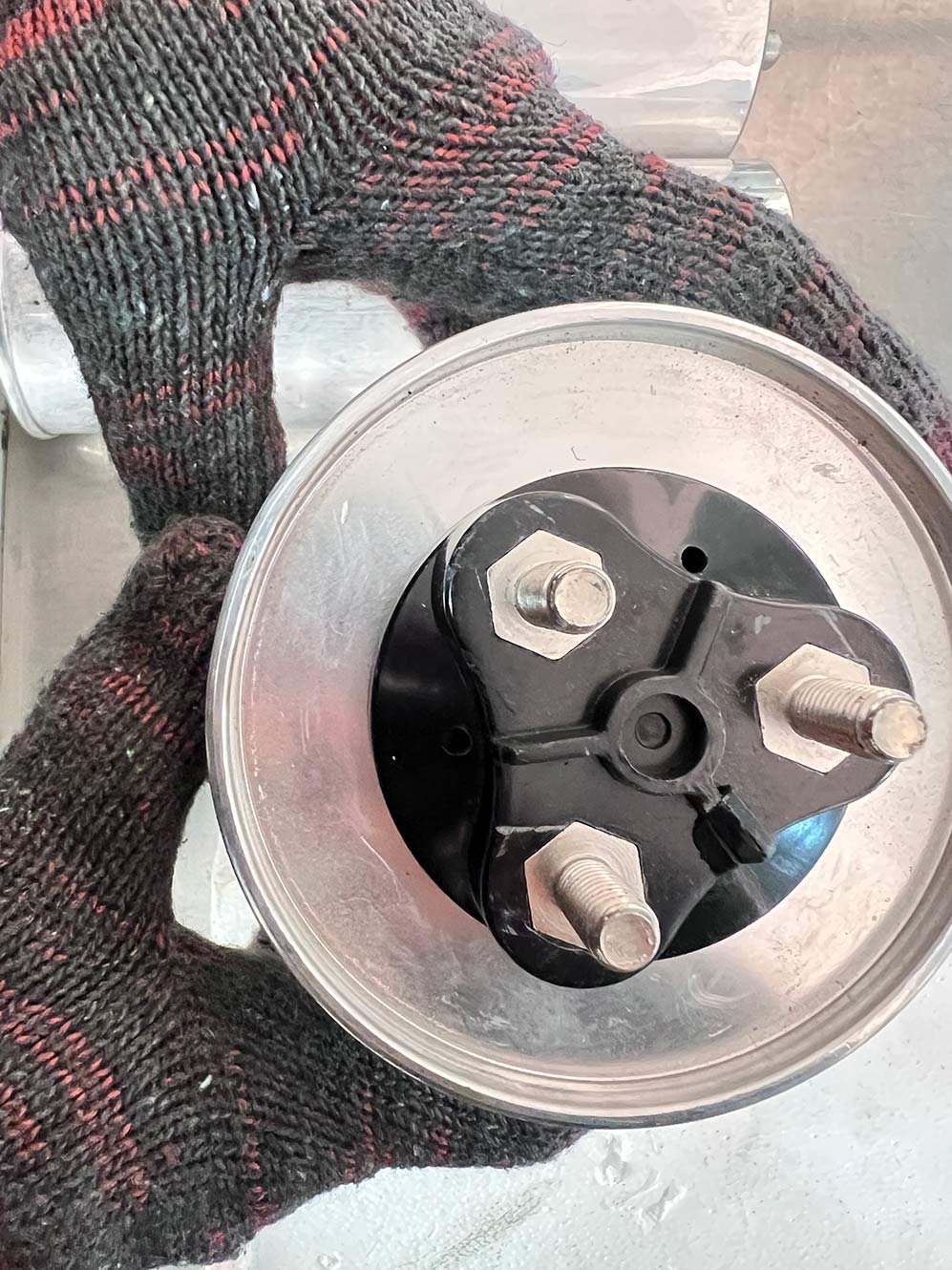 Почему «токовая нагрузка» конденсаторных клемм является критической характеристикой для долгосрочной надежности?